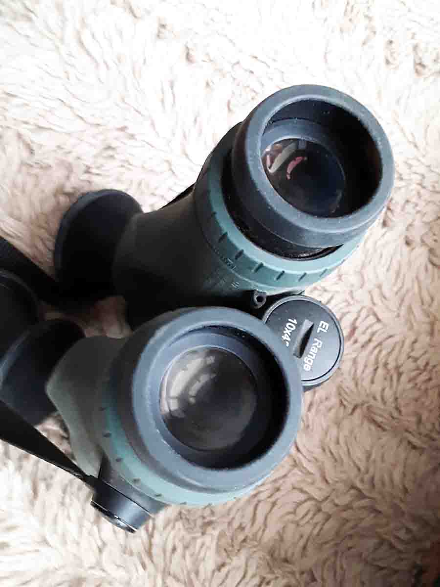 The eyecups on the EL Rangefinder binocular are adjustable in and out to accommodate deep eye sockets or eyeglass wearers and every user in between.